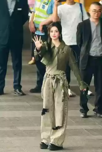 酷阵容怎么搭配衣服(酷酷的女生衣服搭配夏季)插图2